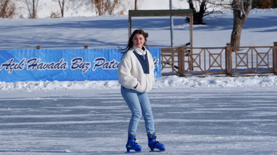 Erzurum'da buz tutmuş havuzda paten keyfi - Resim: 10